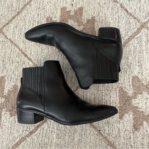 Halogen Skylar black pointed toe bootie